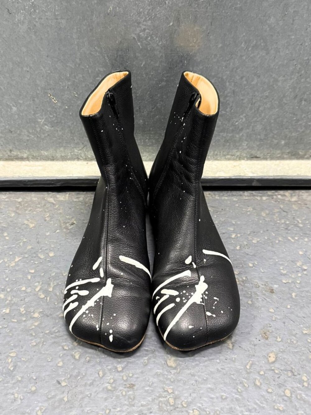 MAISON MARGIELA MM6 BLACK LEATHER PAINT SPLATTER BOOTS - Picture 2 of 14